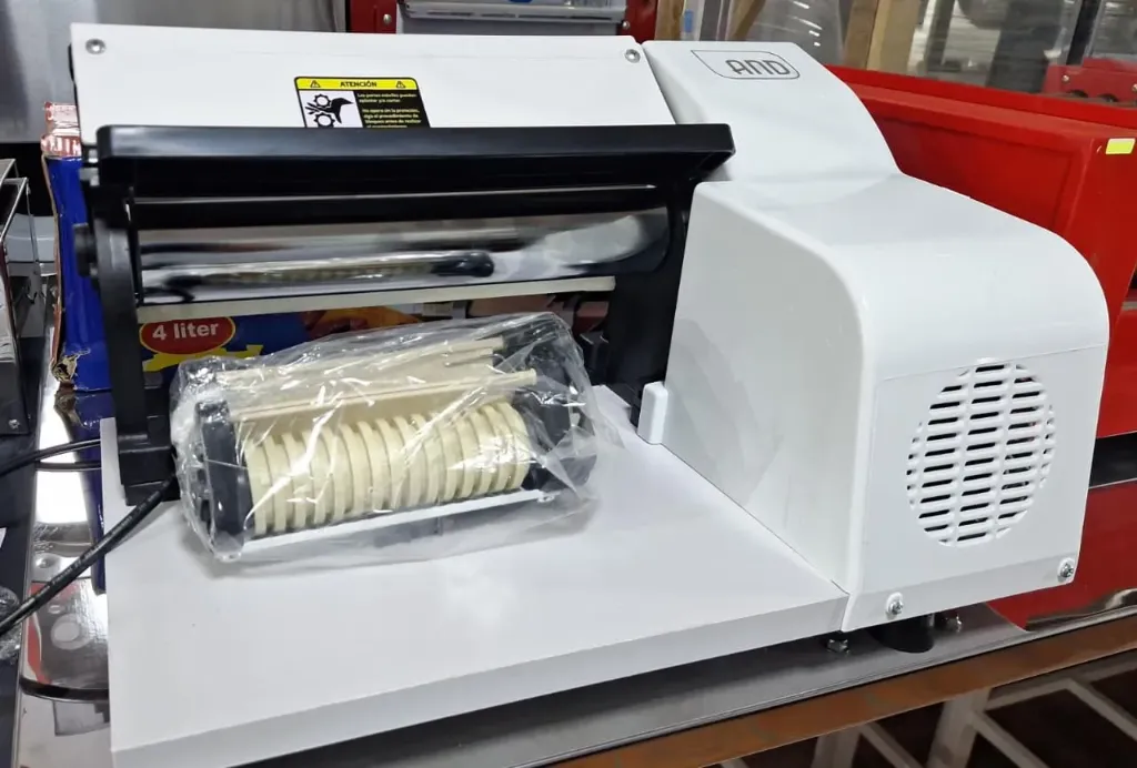 [148] YUT LAMINADOR ELECT DE MESA AND 28CM ANTIAD C/CORTADOR